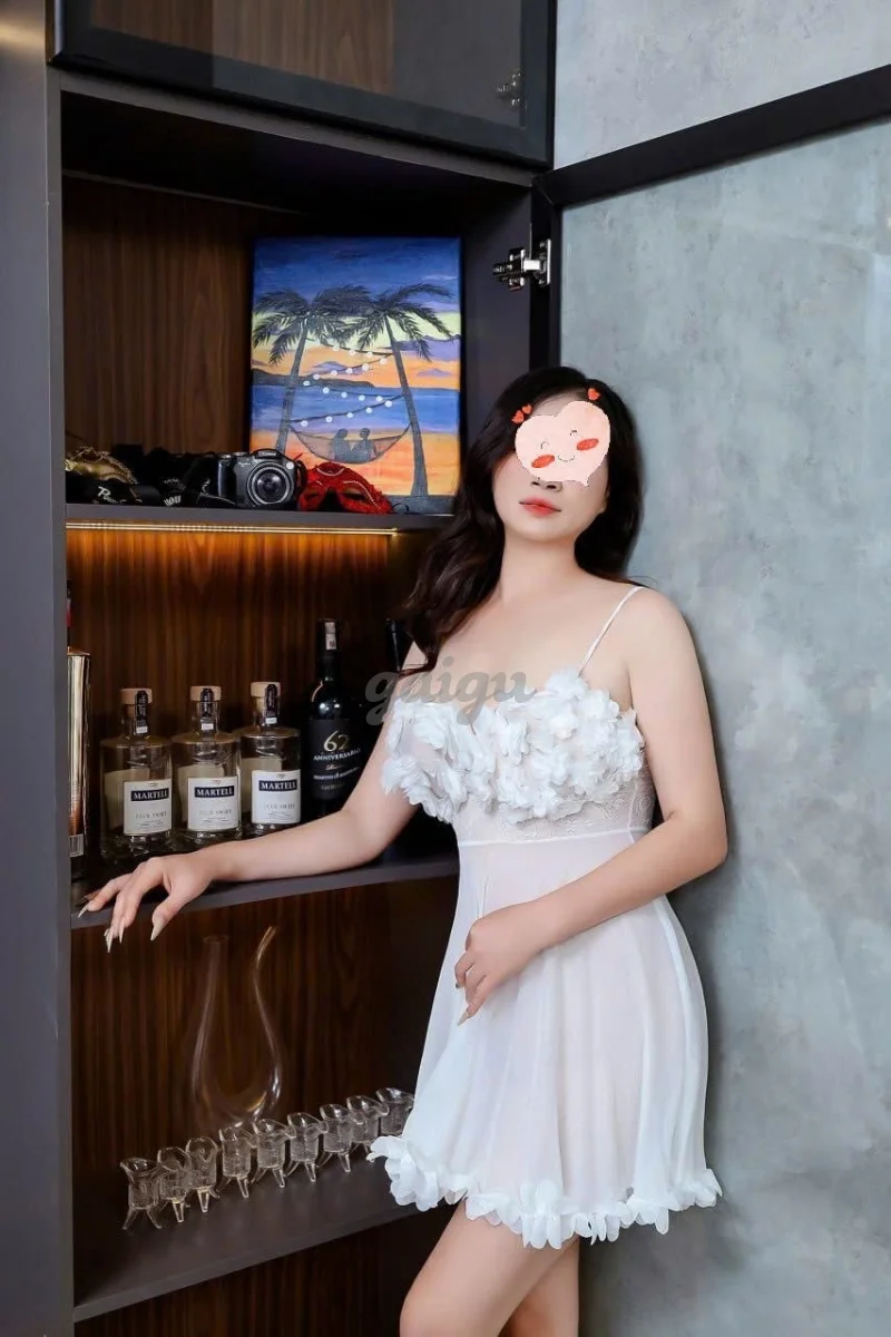LINH LINH Super dâm ngoan chiều khách